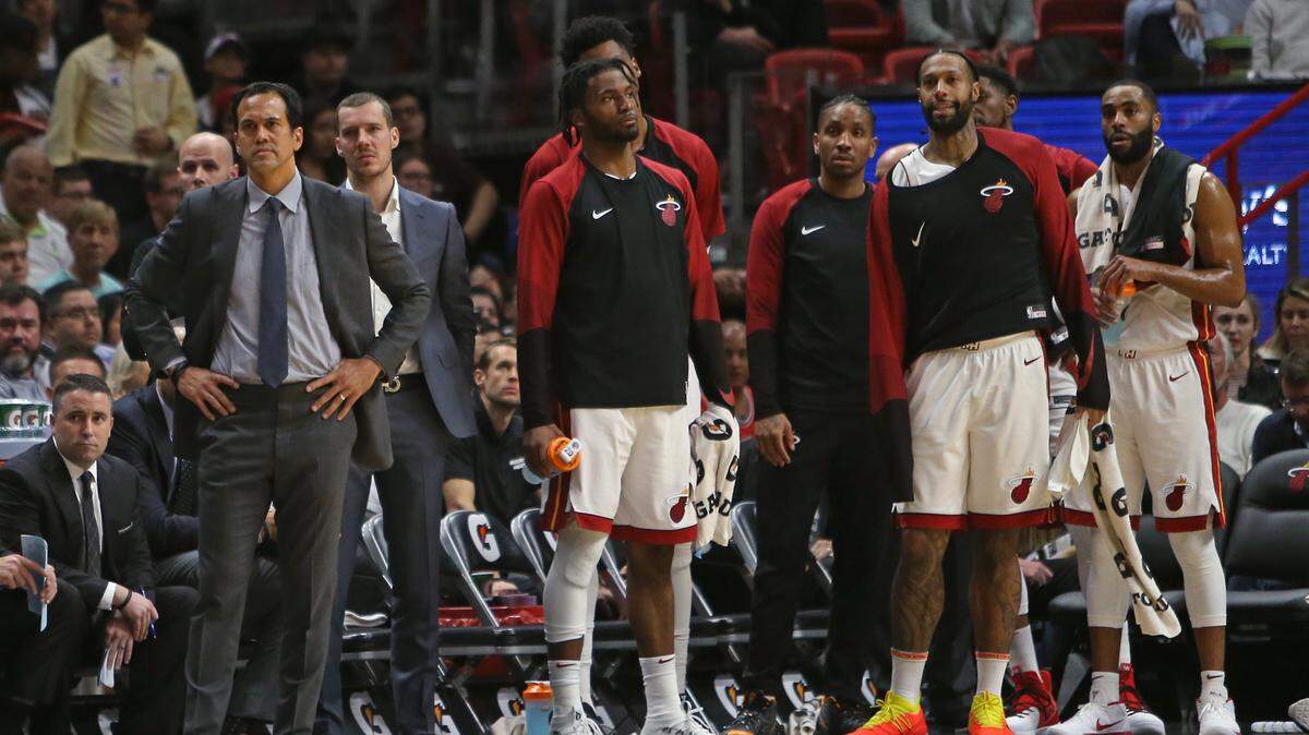 Erik Spoelstra y jugadores del Heat contemplan el final del juego contra los Bulls, el 30 de enero de 2019 en Miami.