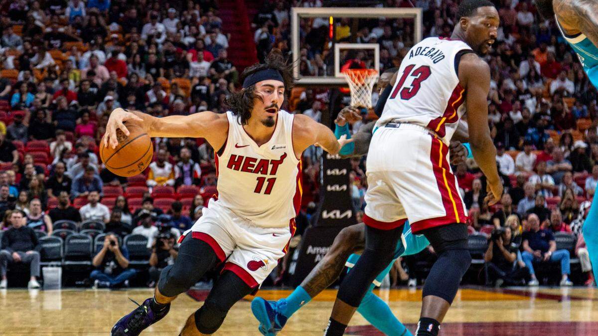 El jugador del Heat Jaime Jáquez Jr. (izq.) entra al aro con una pantalla de Bam Adebayo (13), en la primera mitad del partido contra los Hornets de Charlotte, celebrado el 10 de octubre de 2023 en Miami.