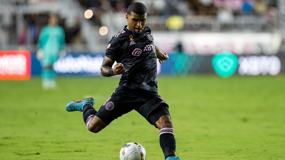 El defensor de Inter Miami DeAndre Yedlin pasa el balón en el partido contra Columbus Crew, celebrado el 13 de septiembre de 2022 en Fort Lauderdale, Florida.
