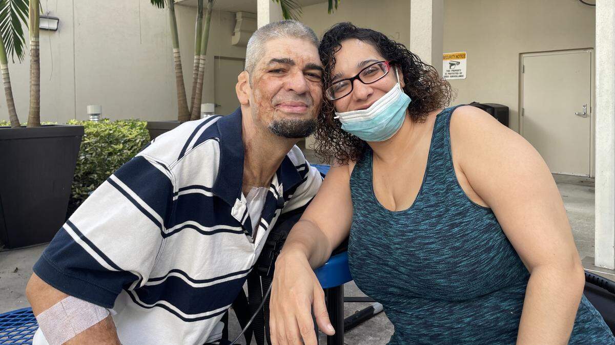 Mariana Reyes dejó su trabajo en Target hace un año para cuidar a tiempo completo de su marido, Alberto Reyes. Desde que le instalaron un dispositivo de asistencia ventricular izquierda que le ayuda a bombear la sangre, tiene más independencia, dice Mariana, y ella espera volver a trabajar.