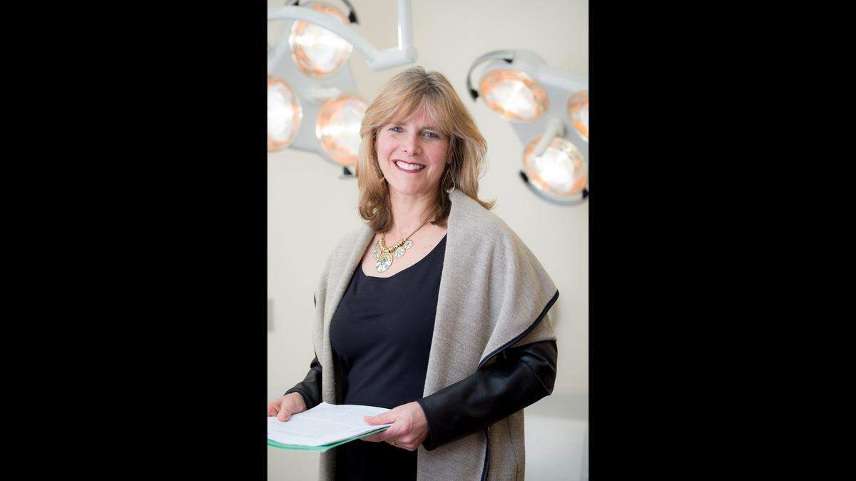 La doctora Laura Esserman, criada en Miami, es profesora de cirugía y radiología y directora del centro de atención mamaria de la University of California en San Francisco. Es la investigadora principal del estudio WISDOM.