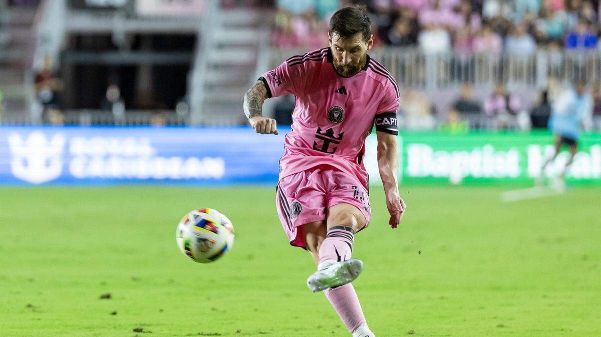 El delantero del Inter de Miami, Lionel Messi (10), lanza un tiro libre contra Atlanta United en la primera mitad del tercer partido de su serie de playoffs de la MLS en el Chase Stadium el sábado 9 de noviembre de 2024, en Fort Lauderdale, Florida.