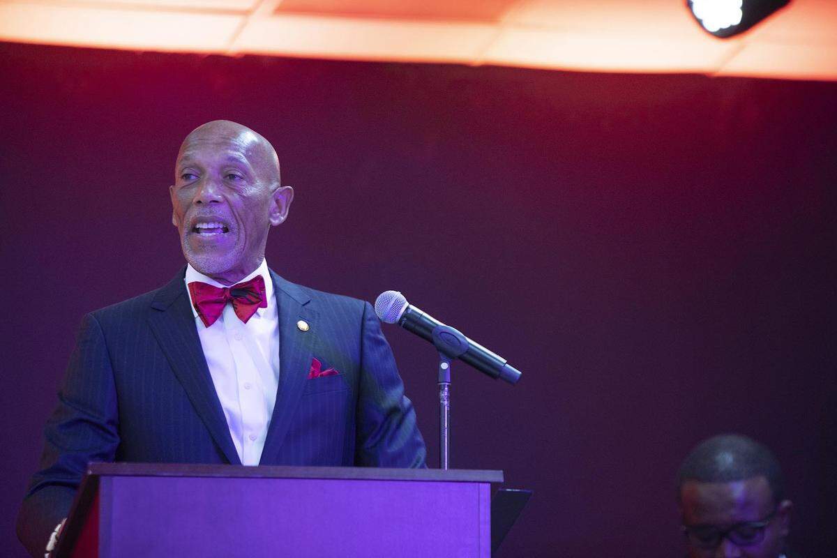 El miembro de Toastmaster y modelo a seguir G. Eric Knowles, presidente y presidente ejecutivo de la Cámara de Comercio de Miami-Dade, hablando durante la ceremonia de firma académica 5000 Wilson Scholars 2021 de Role Model of Excellence Foundation en Jesus People Ministries Church International (JPMCI) en Miami Gardens el domingo 27 de junio de 2021.