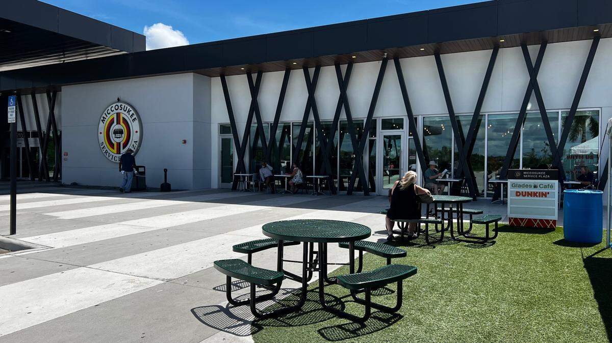 Un destino de juegos de casino estará a la derecha en esta Miccosukee Service Station en la I-75, Salida 49 y Snake Road en Ochopee, Florida. Está previsto que el casino esté terminado en noviembre de 2023. La tribu realizó un anuncio a los medios en la estación el miércoles 16 de agosto de 2023.