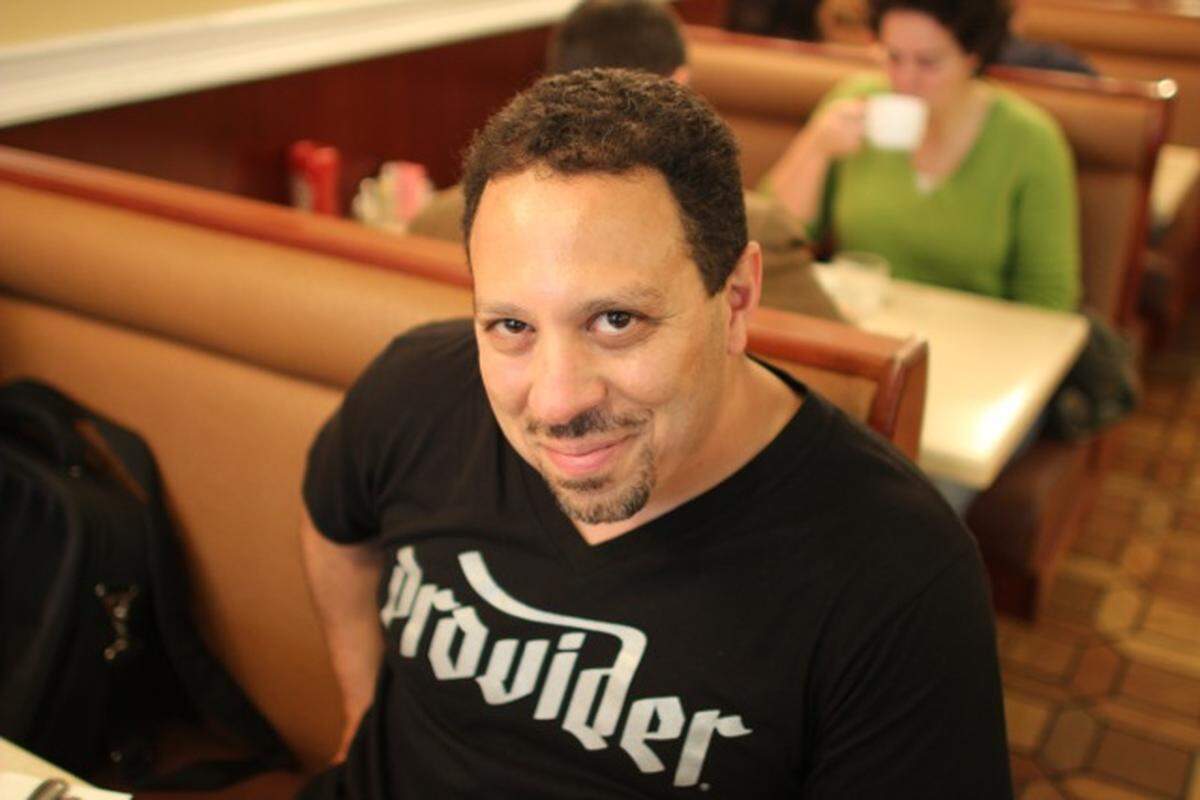 El artista Erni Cales, nacido en Nueva York y de origen puertorriqueño, es conocido por desarrollar un estilo de graffiti tridimensional. Estará exhibiendo tres nuevas piezas en el “Tributo a Puerto Rico” en Estefan Kitchen, el 12 de julio de 2019.