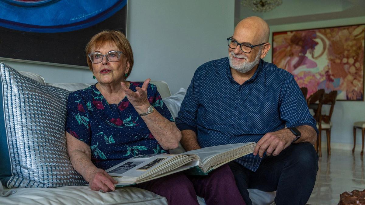 Evelyn Walg Grunberg y su hijo, Henry Grunberg, hablan con la reportera del Miami Herald Lauren Costantino mientras hojean un álbum familiar, en el apartamento de ella en Aventura. La familia se reunirá en Francia para conmemorar la huida de su abuela de la Europa nazi en 1942.