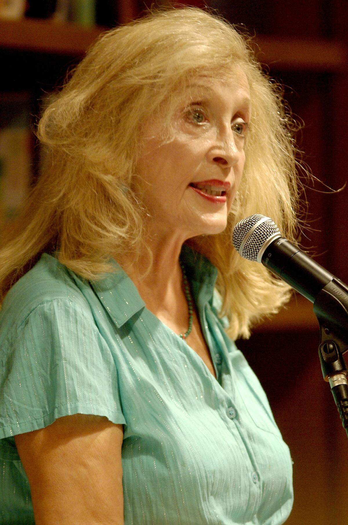 In 2008, novelist Edna Buchanan talks to the crowd about her new book “Legally Dead” at Books and Books in Coral Gables.