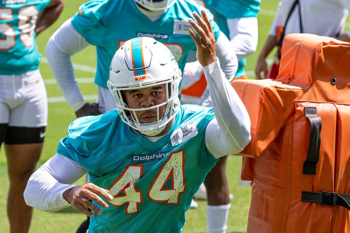 Miami Dolphins Linebacker Chop Robinson (44) do defensive drills during NFL mandatory minicamp at Baptist Health Training Complex in Hard Rock Stadium on Tuesday, June 4, 2024, in Miami Gardens, Fla.