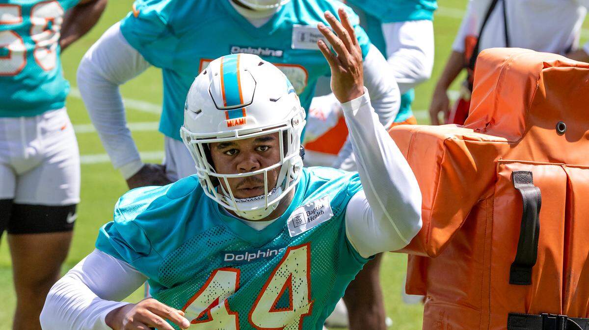 Miami Dolphins Linebacker Chop Robinson (44) do defensive drills during NFL mandatory minicamp at Baptist Health Training Complex in Hard Rock Stadium on Tuesday, June 4, 2024, in Miami Gardens, Fla.