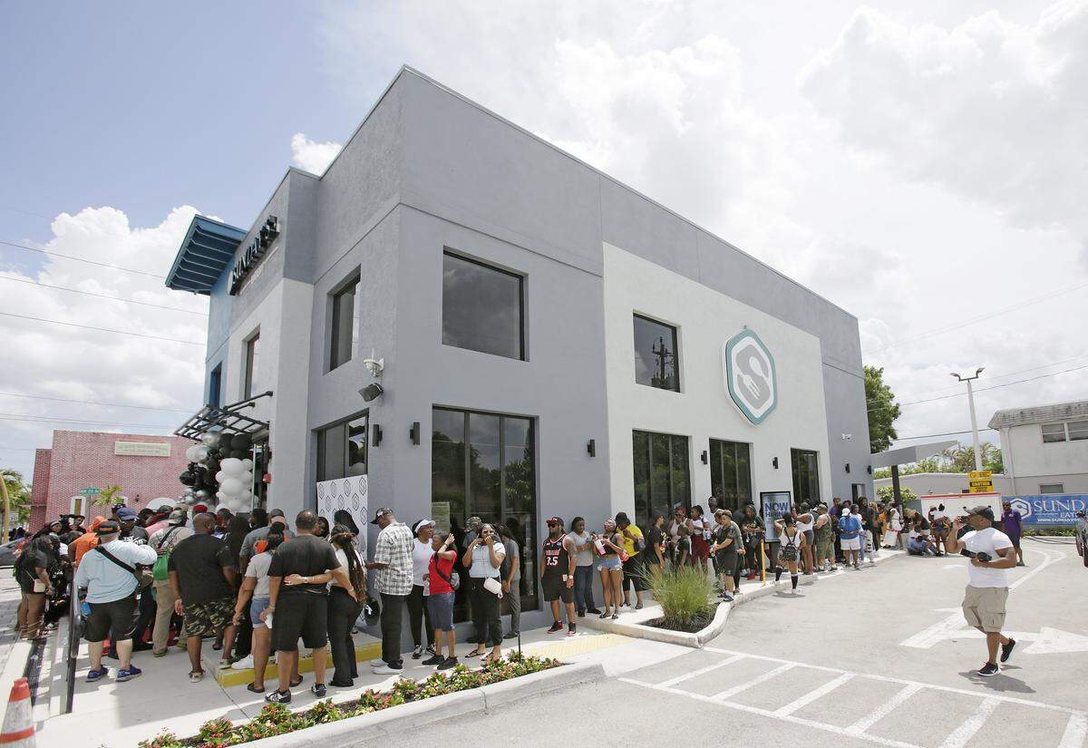 Crowds are waiting for the grand  opening of soul food restaurant Sunday's Eatery owned by rapper Trick Daddy in Fort Lauderdale on Saturday, August 30, 2025.  Andrew Uloza / for Miami Herald