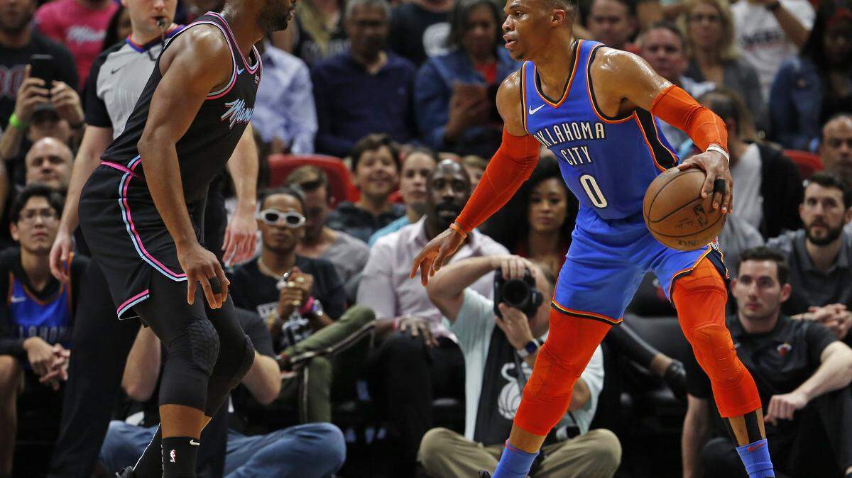 El armador del Thunder Russell Westbrook, se enfrenda al escolta del Heat Dwyane Wade (3) este 1 de febrero en el American Airlines Arena.