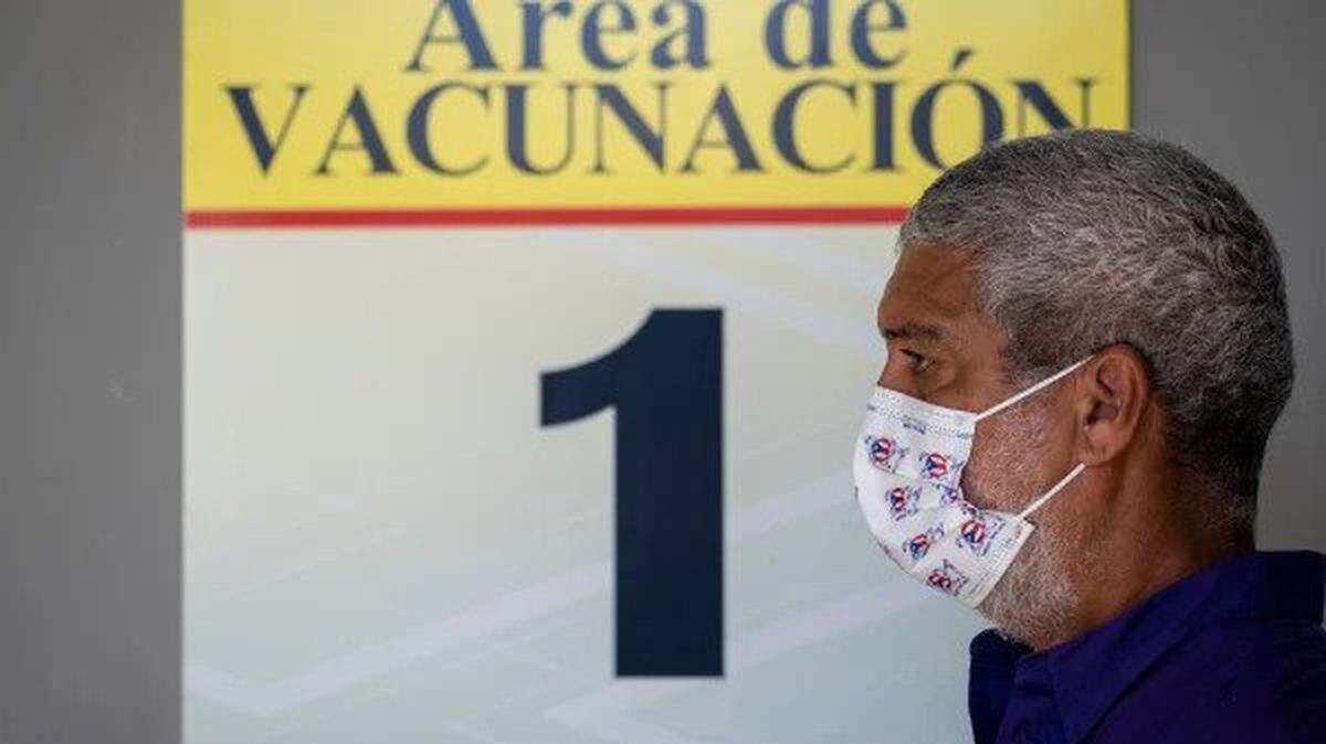 En abril, el gobernador de Puerto Rico anunció que las autoridades vacunarían a todos los mayores de 16 años, lo que dio lugar a celebraciones en todo el territorio estadounidense, que se enfrentaba a un aumento de casos de COVID-19.