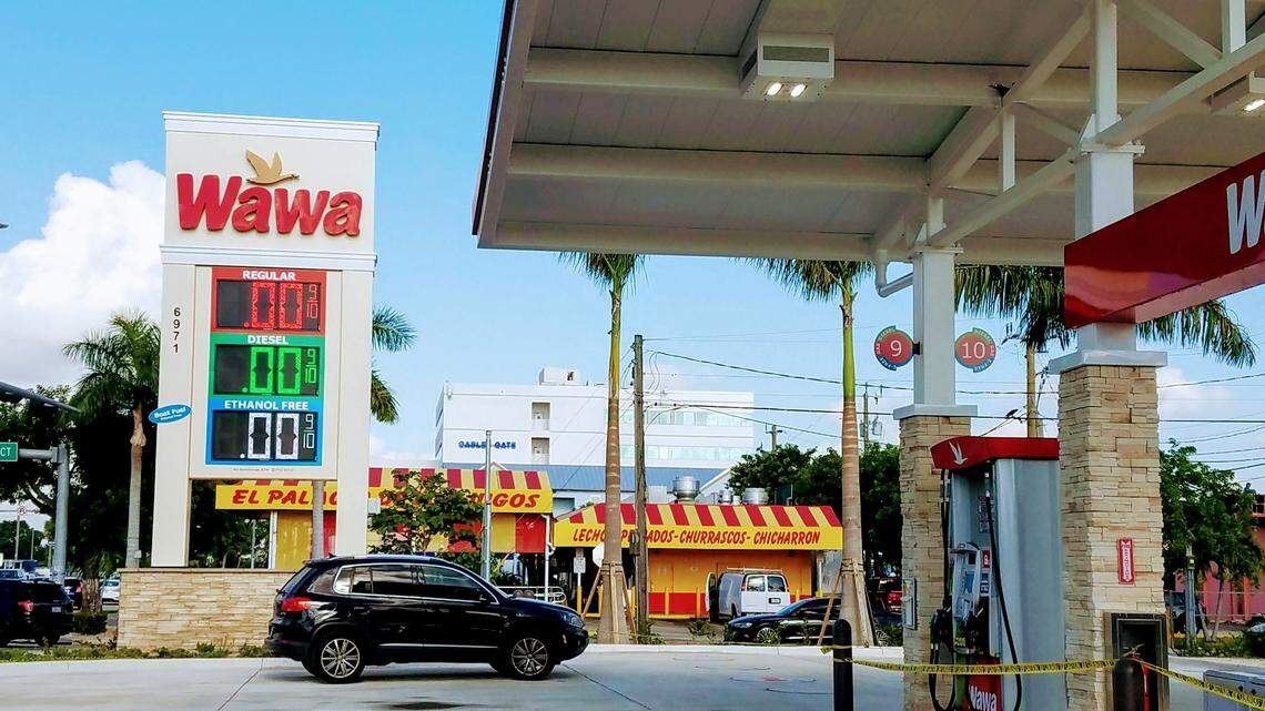 Puede mirar a El Palacio de los Jugos en el otro lado de la calle mientras compra su gasolina barata en Wawa.