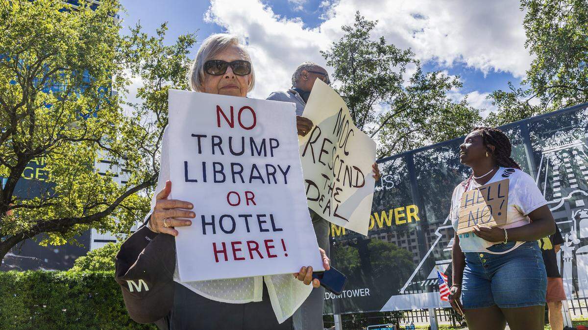 UN GRUPO de personas formó a una protesta junto a la Torre de la Libertad contra la entrega de un parqueo, propiedad del Miami Dade College, para ser utilizado como biblioteca presidencial de Donald Trump frente a la Torre, en downtown Miami.