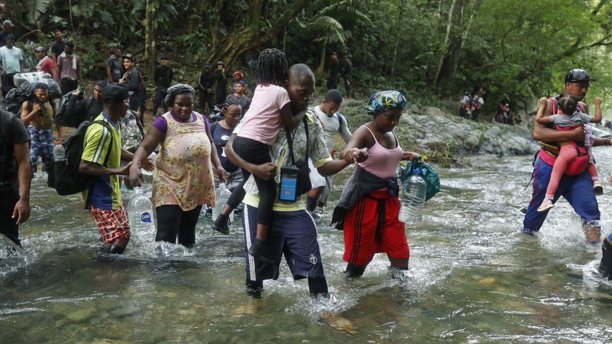 Migrantes haitianos atraviesan un peligroso corredor selvático en la frontera entre Colombia y Panamá conocido como el Tapón de Darién. Foto fechada el 1 de octubre de 2021.