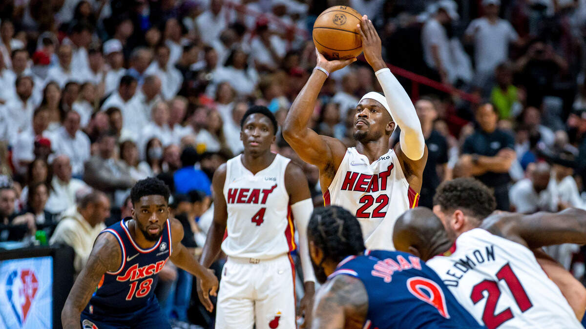 El jugador del Heat, Jimmy Butler, lanza tiros libres en el tercer cuarto del Juego 1 ante los 76ers de Filadelfia, en las semifinales de la Conferencia Este de la NBA en Miami, el 2 de mayo de 2022.