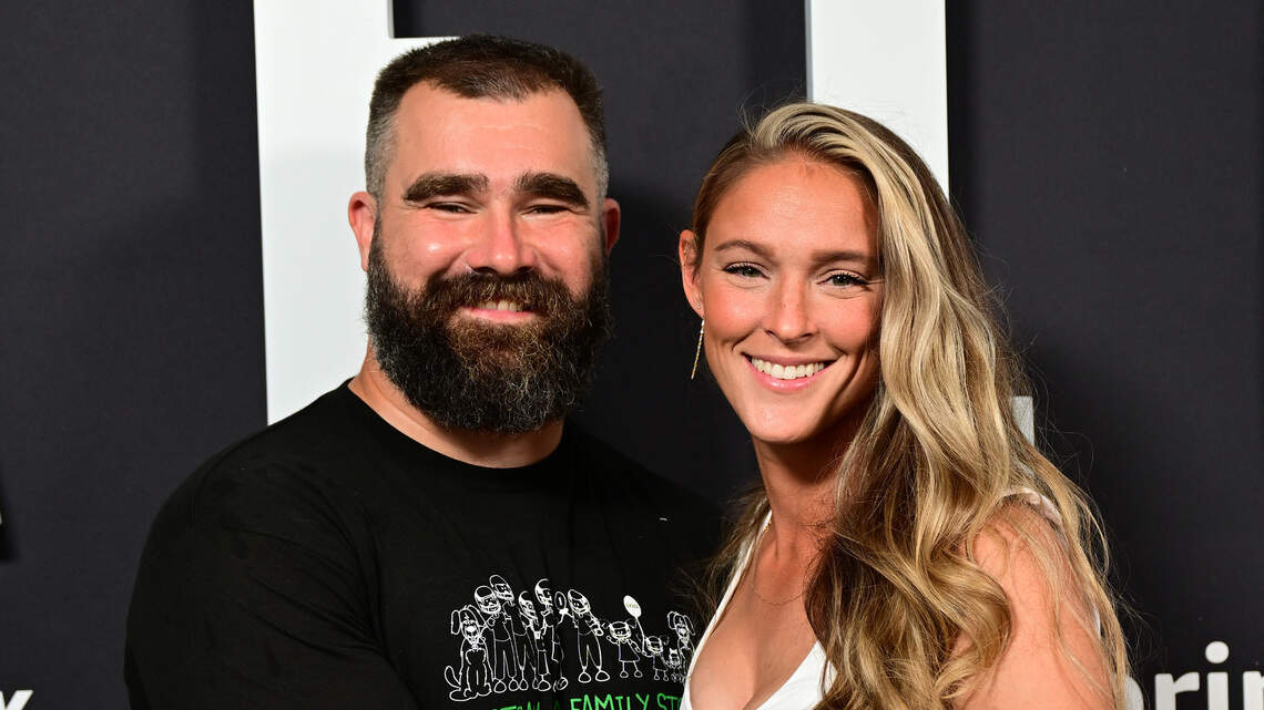 Kylie Kelce gibt ihr Schauspieldebüt, um die Garage Beer Company ihres ...
