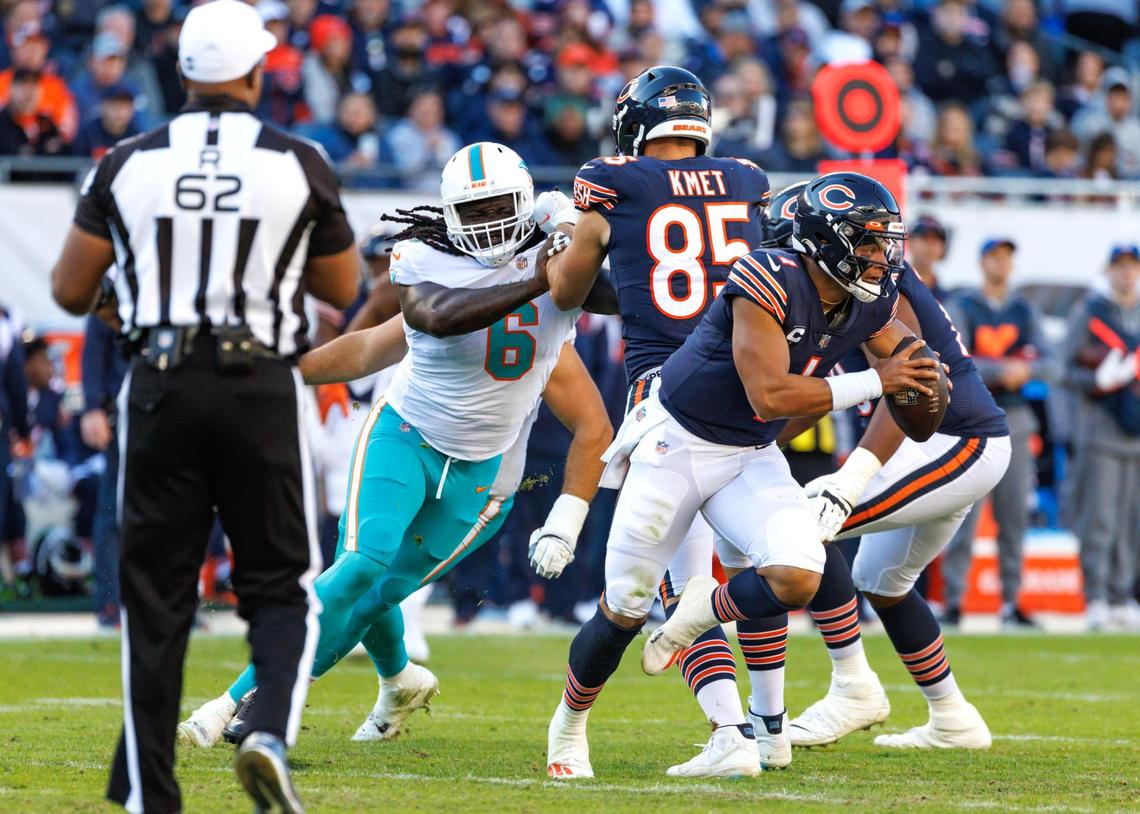 Chicago Bears quarterback Justin Fields (1) scrambles for yardage (15) during third quarter of an NFL football game against the Miami Dolphins at Soldier Field on Sunday, November 6, 2022 in Chicago, Illinois.