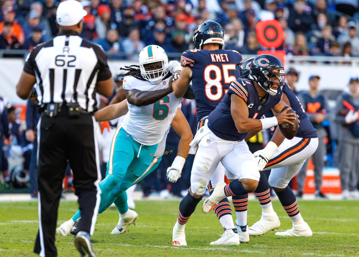 Chicago Bears quarterback Justin Fields (1) scrambles for yardage (15) during third quarter of an NFL football game against the Miami Dolphins at Soldier Field on Sunday, November 6, 2022 in Chicago, Illinois.