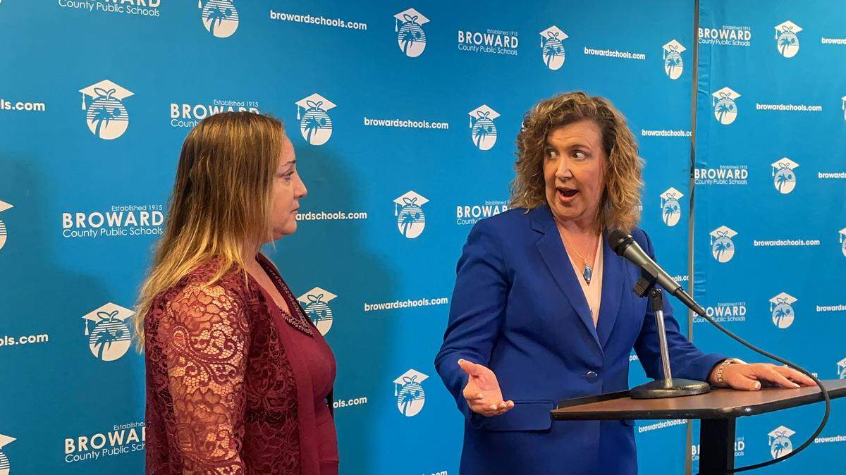 Lori Alhadeff, presidenta de la Junta Escolar del Condado Broward, y la superintendente de Escuelas de Broward Vickie Cartwright hablan en una conferencia de prensa en el Kathleen C. Wright Building en Fort Lauderdale, después de que la Junta Escolar votara el martes 24 de enero de 2023, separarse de Cartwright de mutuo acuerdo.