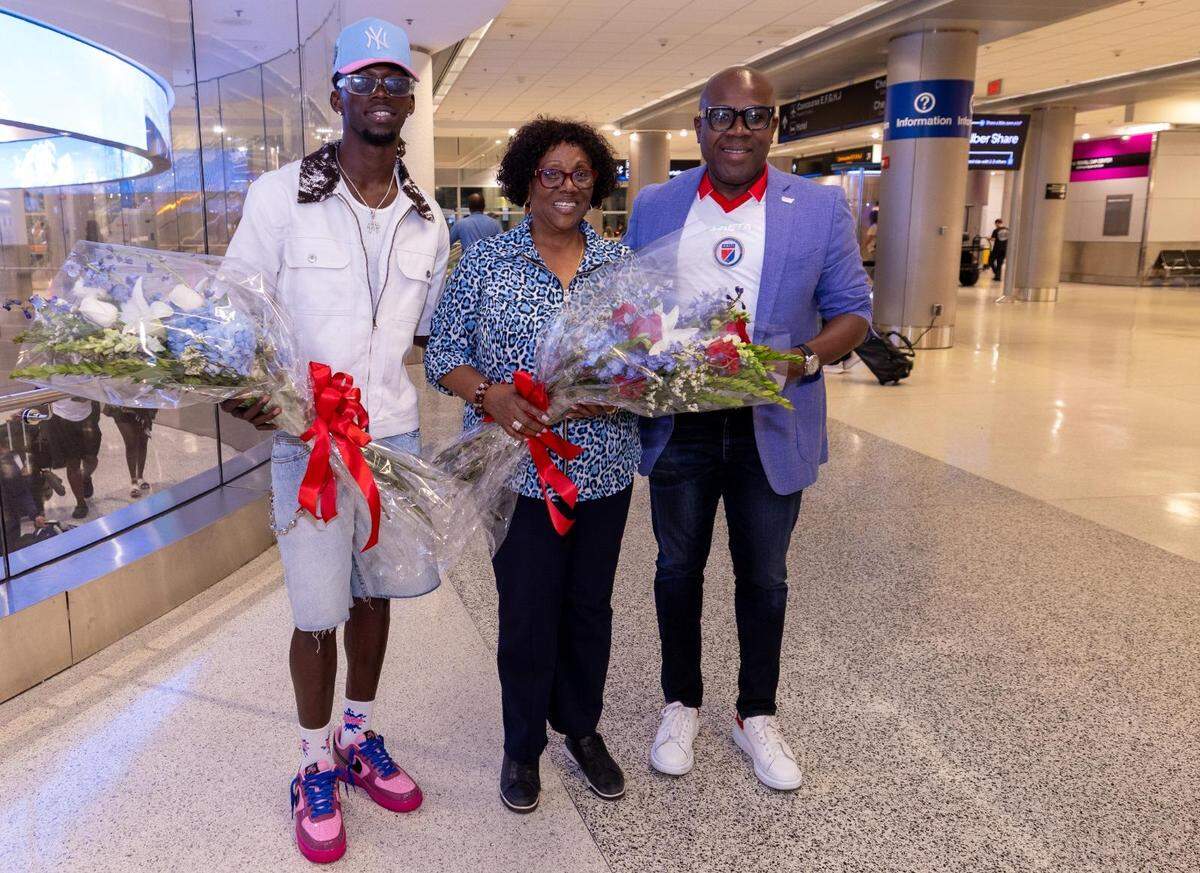 Woodensky Pierre, midfielder of the Haitian national team and the only squad member based in Haiti during the qualification campaign, arrives in Miami on Tuesday, June 2, 2026. He is greeted by Marie Monique André, current head of the Normalization Committee of the Haitian Football Federation, and Yverick Delerme Cyril, Haiti’s consul general in Miami. This arrival marks the beginning of the national team’s gathering ahead of upcoming international competitions.