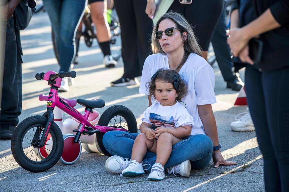 With her 2-year-old daughter, Jeishy Zerpa, who lost her husband, Juan Carlos Martinez, in a bike accident last year, attends as cyclists joined for the Ride of Silence, an international event in memory of those killed and injured in cycling accidents, in Key Biscayne, on Wednesday, May 18, 2022.