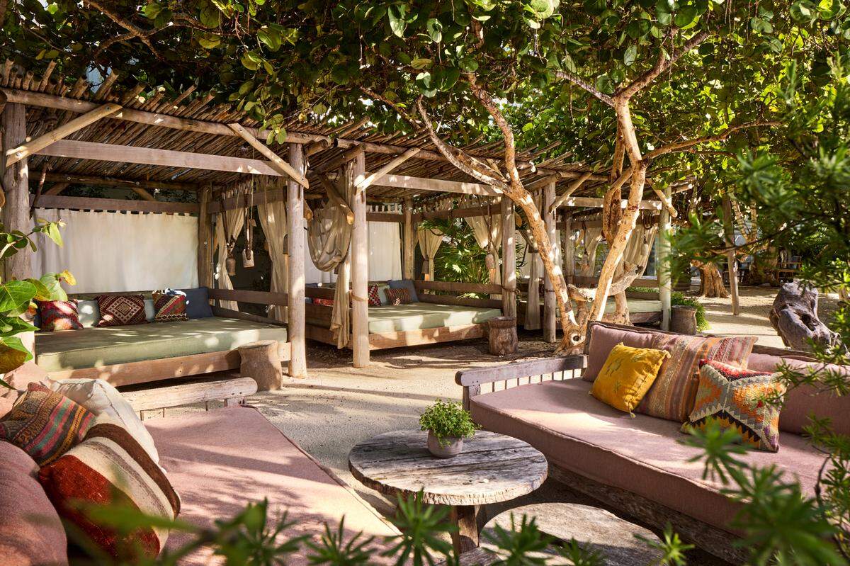 Tala Beach, el nuevo restaurante, bar y club de playa frente al mar de 1 Hotel South Beach, en Miami Beach.