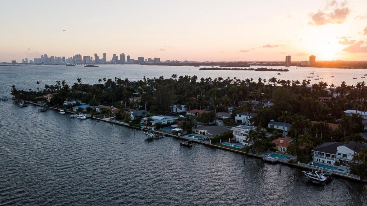 El precio de la viviendas en los condados Miami-Dade y Broward aumentó en dos dígitos durante el pasado año, a pesar del constante incremento de las tasas de interés de las hipotecas. Arriba, una vista aérea de las residencias de North Bay Village, cerca de Miami Beach.