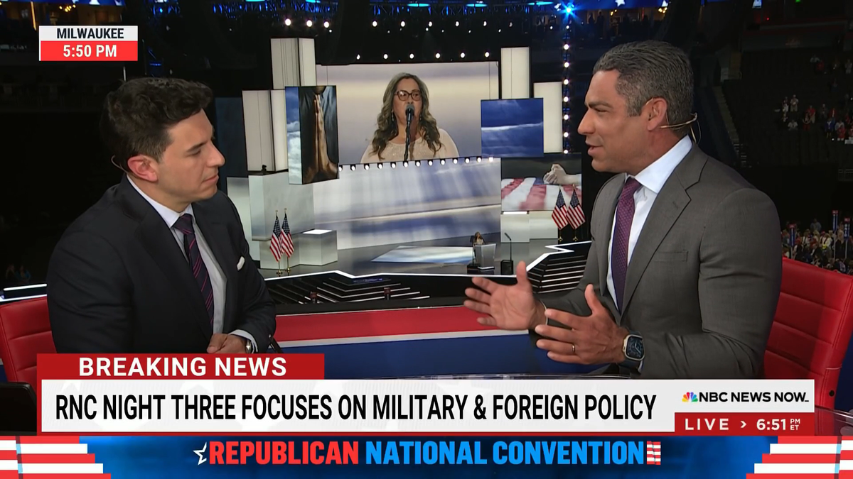 El alcalde de Miami, Francis Suárez, a la derecha, habla con Tom Llamas, de NBC News, en la Convención Nacional Republicana de 2024. Durante la entrevista, Suárez dijo que "sin duda" consideraría postularse a gobernador de la Florida.