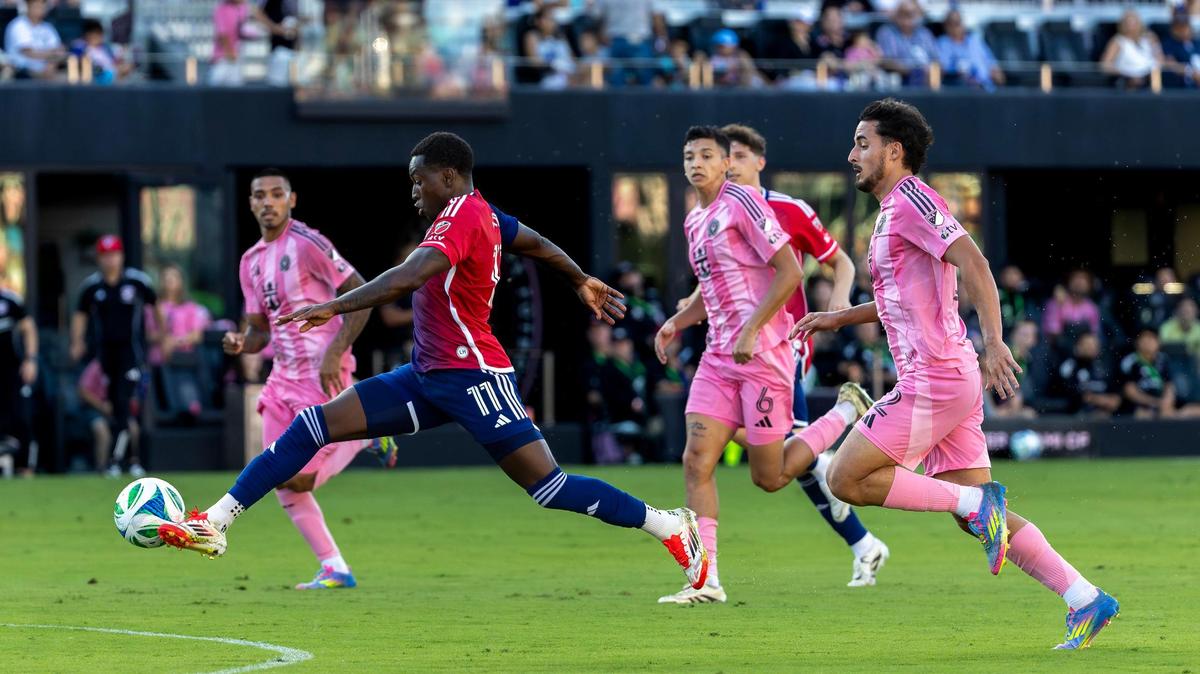 FC Dallas midfielder Anderson Julio (11) controls the ball and scores past Inter Miami defender Gonzalo Luján (2) and midfielder Tomás Avilés (6) during the second half of their MLS match at Chase Stadium on Sunday, April 27, 2025, in Fort Lauderdale, Fla.