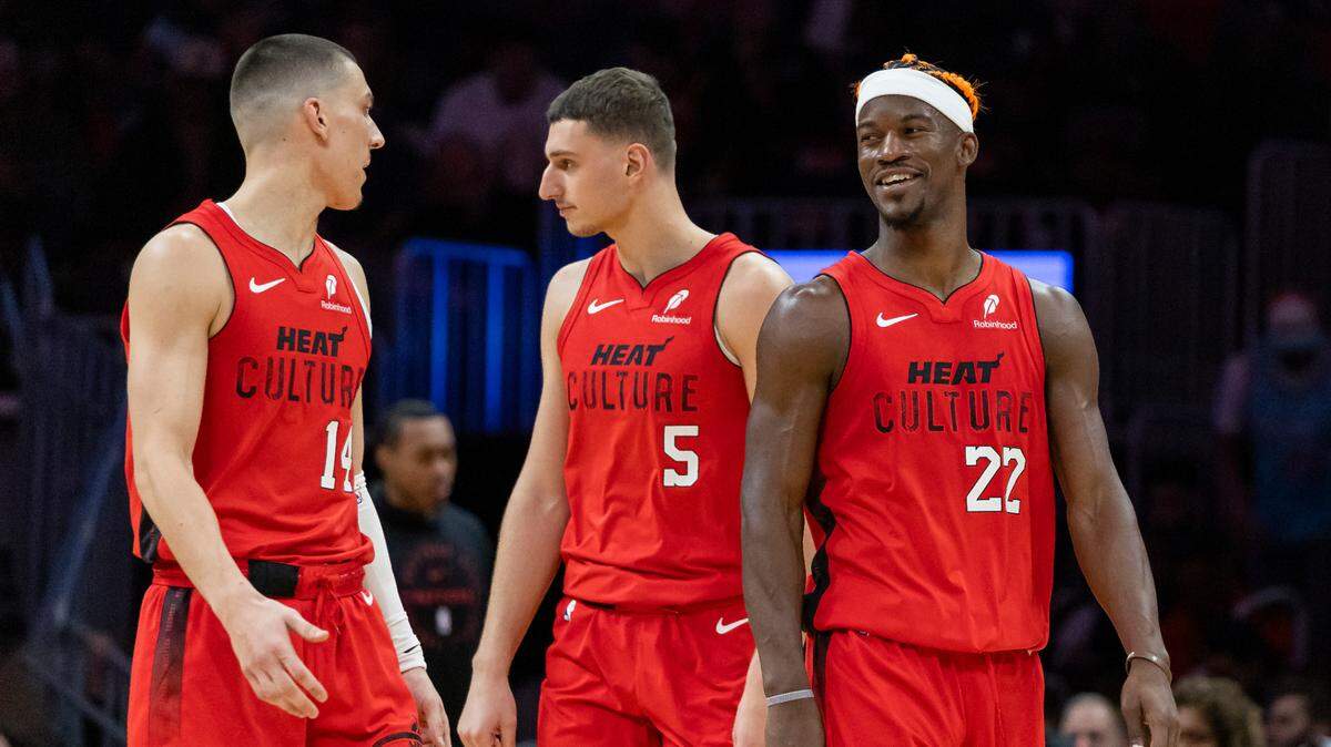 Los jugadores del Heat Tyler Herro (14), Jimmy Butler (22) y Nikola Jovic comentan una jugada contra los Raptors en su juego de la NBA en el Kaseya Center el jueves 12 de diciembre de 2024.