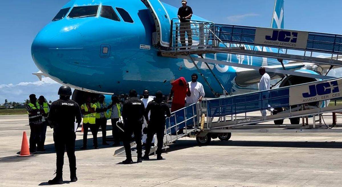 An Immigration and Customs Enforcement flight from the United States with 40 men and 12 women arrived on Thursday, April 18, 2024 in the northern city of Cap-Haïtien, Haiti amid ongoing violence in Port-au-Prince by armed groups.