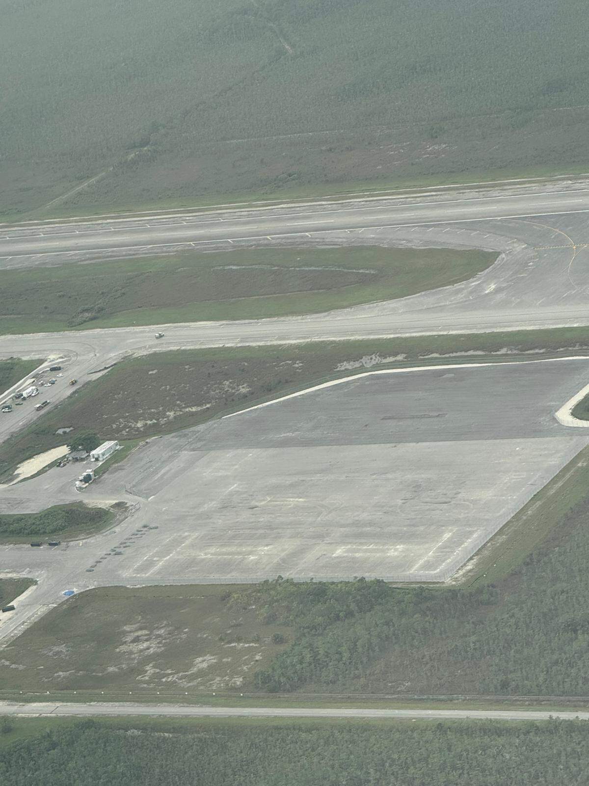 Una foto aérea muestra que todas las carpas industriales blancas que una vez transformaron el Dade-Collier Training and Transitional Airport en el centro de detención de inmigrantes Alligator Alcatraz han sido desmontadas. Los remolques, los generadores diésel y los tanques han sido retirados.