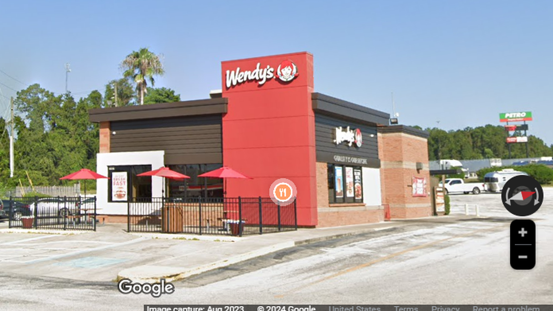 A Wendy’s customer intent on a refund forced open the drive-thru window, smashed the supervisor’s hand, then threatened to kill her, according to Florida investigators.