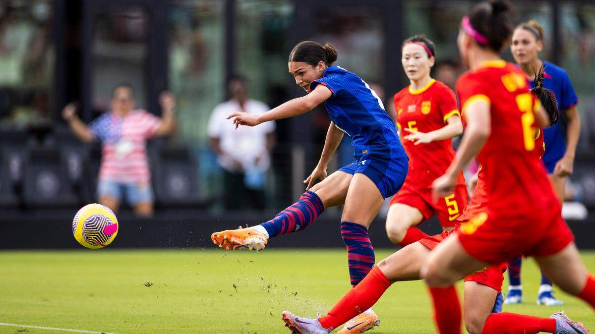 La jugadora de Estados Unidos Sophia Smith (#11) dispara a puerta durante la primera mitad de un partido contra China, el 2 de diciembre de 2023 en el estadio DRV PNK en Fort Lauderdale, Estados Unidos.  