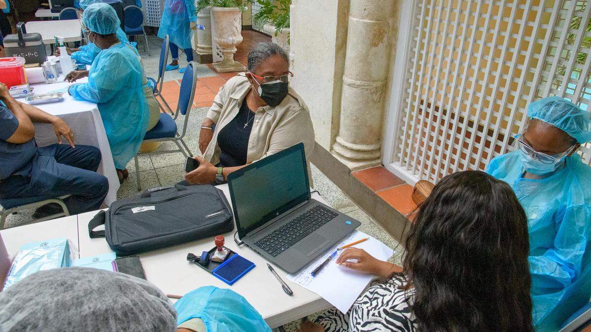 La Primera Ministra de Barbados, Mia Mottley, se prepara para recibir su segunda dosis de la vacuna contra el COVID-19 de AstraZeneca, menos de una semana después de que el gobierno de India donara 100,000 dosis a la nación caribeña como parte de su esfuerzo global para proporcionar vacunas gratuitas a los países pobres y de ingresos medios.