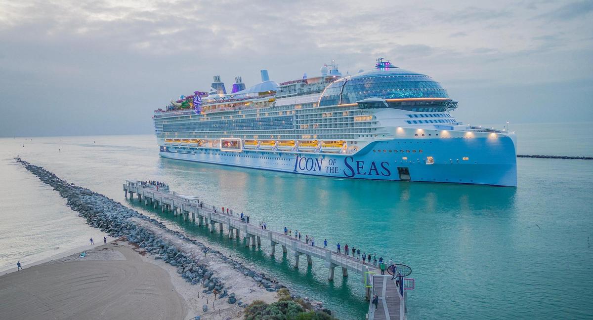 El Icon of the Seas de Royal Caribbean, el crucero más grande del mundo, entra por el Government Cut a primera hora de la mañana del miércoles durante su primer arribo a PortMiami, el 10 de enero de 2024.