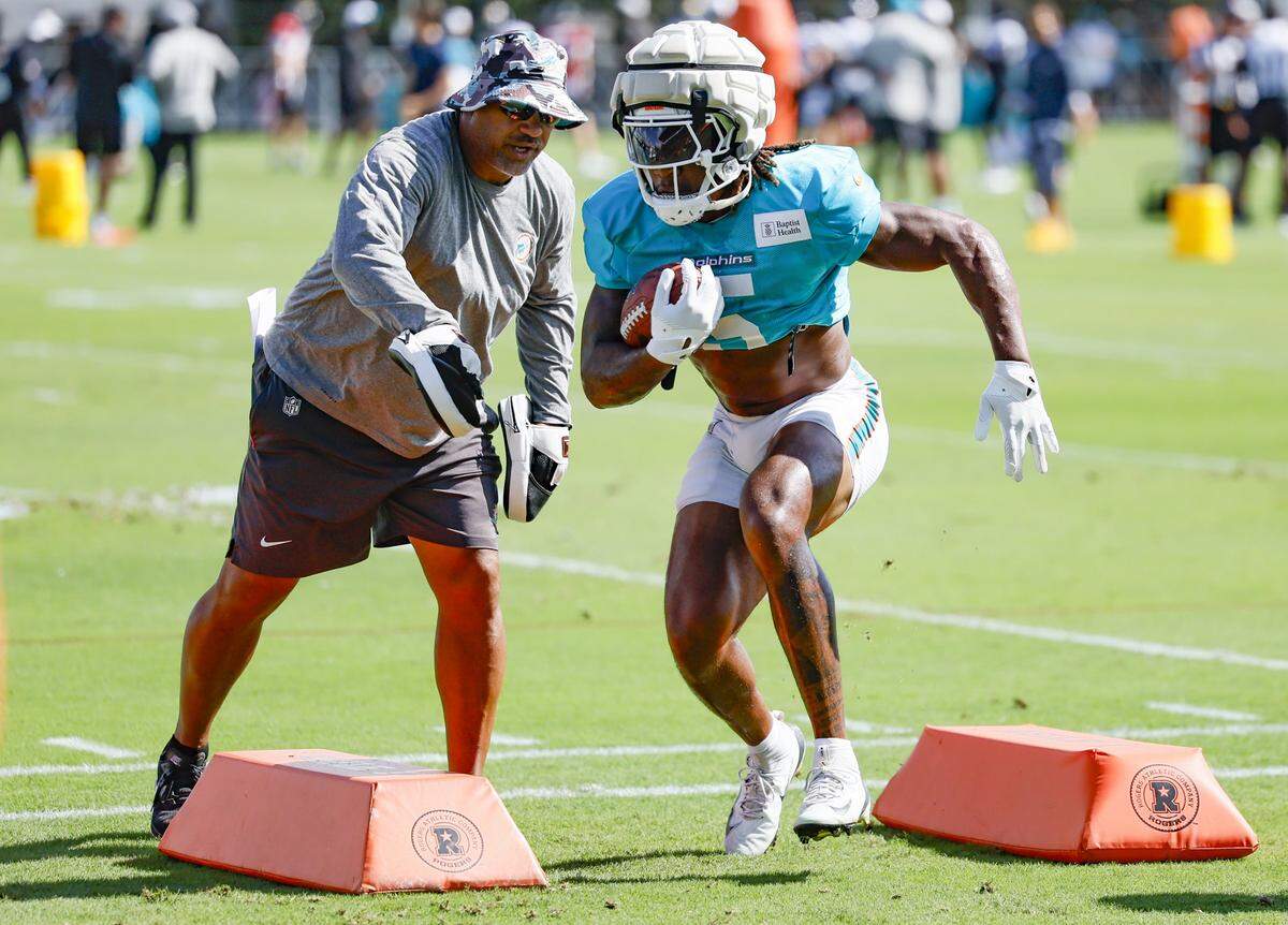 Miami Dolphins running back Jaylen Wright (5) runs through drills during a joint practice with the Jacksonville Jaguars at the Miami Dolphins Training Camp.