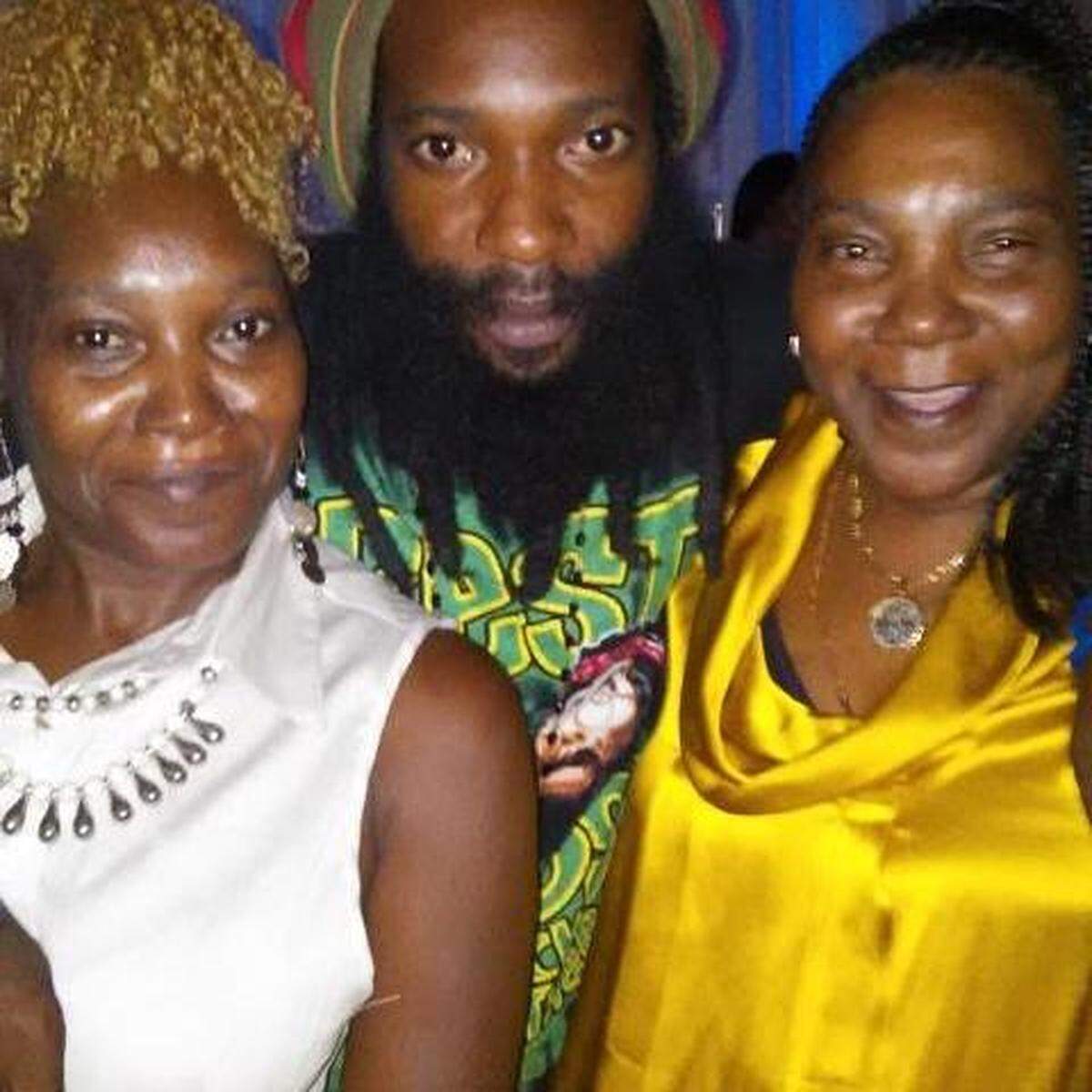 Antwon Leonard Cooper, flanqueado por su madre, Tilasha Cooper, a la izquierda, y su abuela, Helen Bryant. Los miembros de la familia se preguntan por qué un agente de policía de Miami, luego de un control de tráfico, le disparó hasta la muerte a principios de este mes.