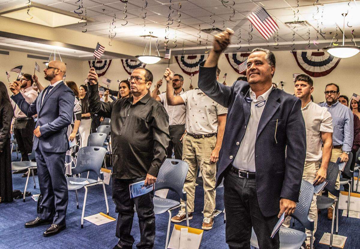 Nuevos ciudadanos en el sur de la Florida durante una ceremonia de naturalización en Hialeah.