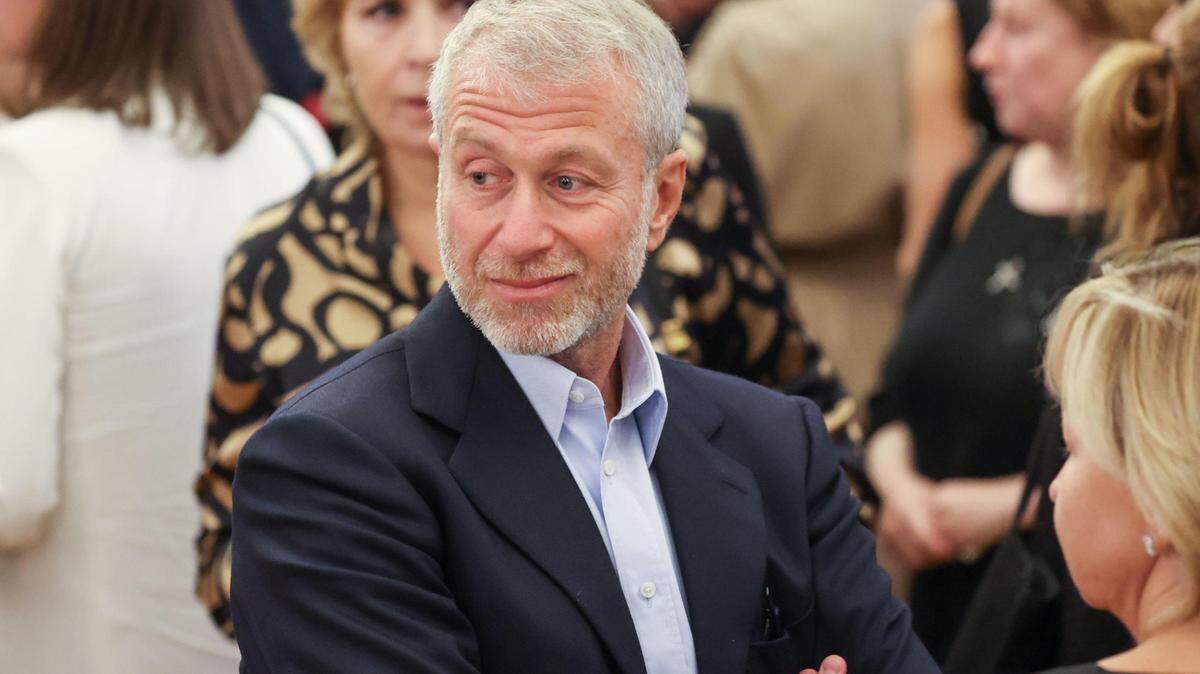 El empresario Roman Abramovich (C) durante un intermedio de la producción del ballet Scheherazade de Rimsky Korsakov del Teatro Académico de Ópera y Ballet de Perm.