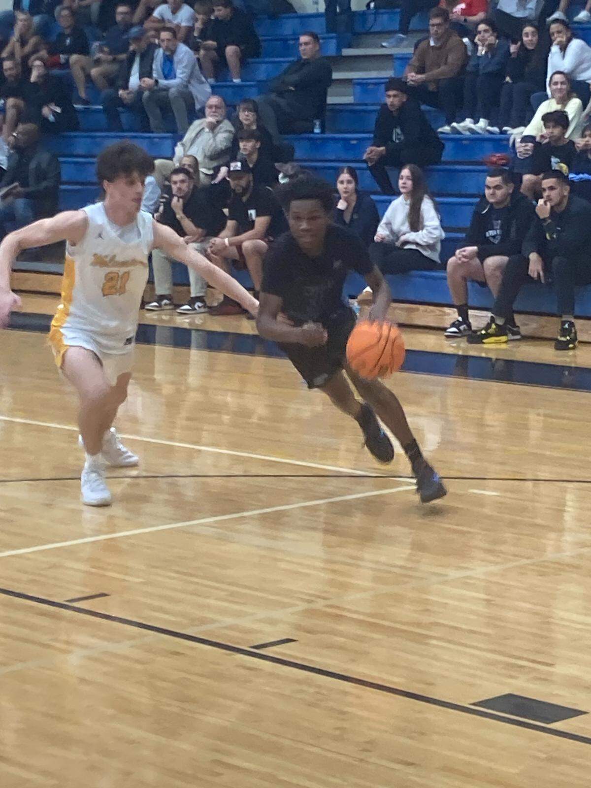 Palmetto’s Jaiden Horton, who finished with 15 points, drives toward the basket as Belen Jesuit’s Samuel Hincapie tries to defend during the Junior Orange Bowl Classic on Tuesday.