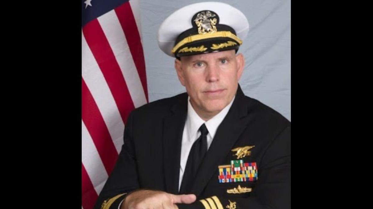 Joseph Fucheck, de Miami, posando con un uniforme de la Marina, nunca prestó servicio en las fuerzas armadas estadounidenses. - Don Shipley