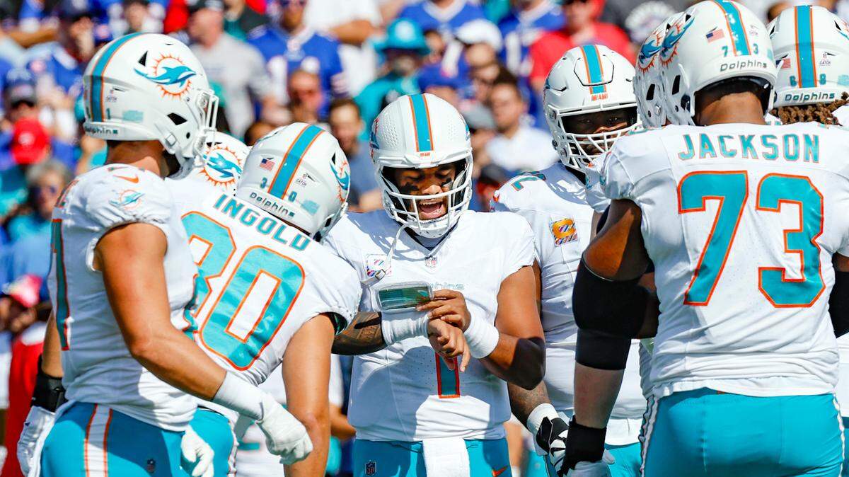 El quarterback de los Miami Dolphins Tua Tagovailoa (1) prepara una jugada en el grupo durante el juego contra los Buffalo Bills en el estadio Highmark en Orchard Park, Nueva York, el domingo 1 de octubre de 2023.