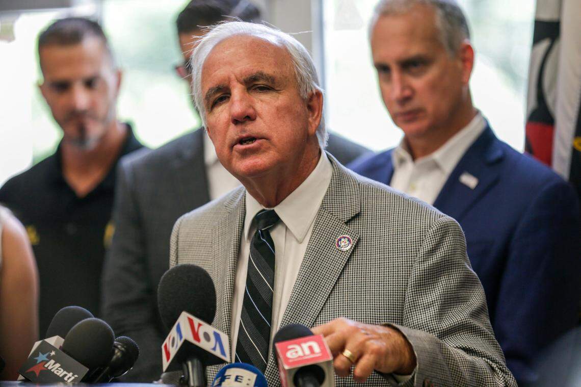 El congresista Carlos Giménez, del Distrito 26 de la Florida, habló durante una conferencia de prensa en Hialeah Gardens Museum Honoring Assault Brigade 2506 el jueves 5 de agosto de 2021.