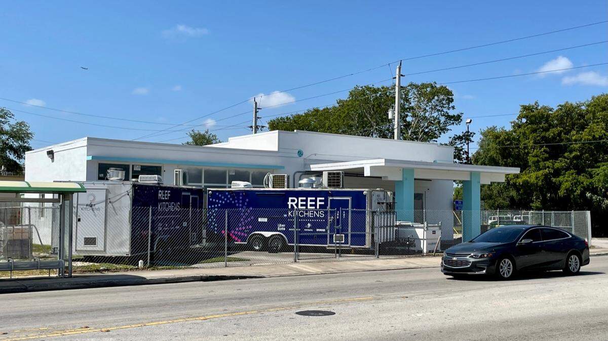 La cocina móvil de REEF Technology en Little Haiti abre después de las 6 de la tarde y da la espalda a un edificio de apartamentos y viviendas unifamiliares.