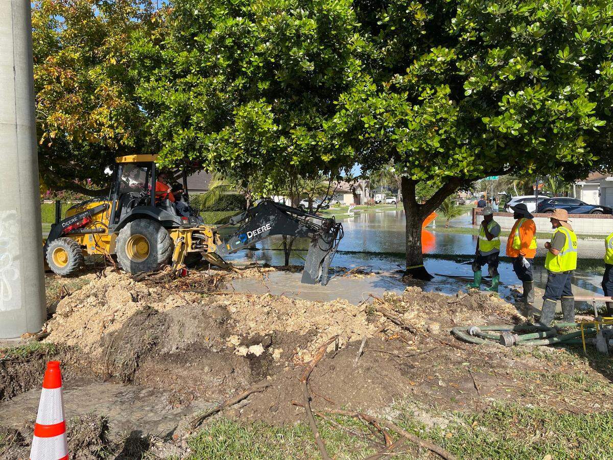 A private contractor striking a pressurized water line flooded the streets of a Kendall neighborhood near Miami Dade College.&nbsp;