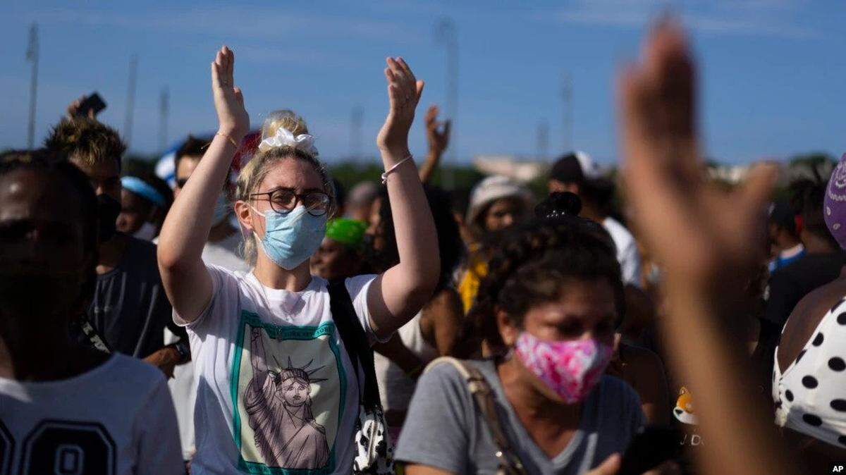 Anti-government demonstrators protest high prices for food and food shortages at the Maximo Gomez monument in Havana on July 11, 2021.