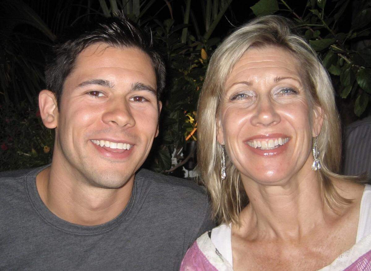 El Dr. Joshua Lampert con su madre Adele Lynn Lampert.