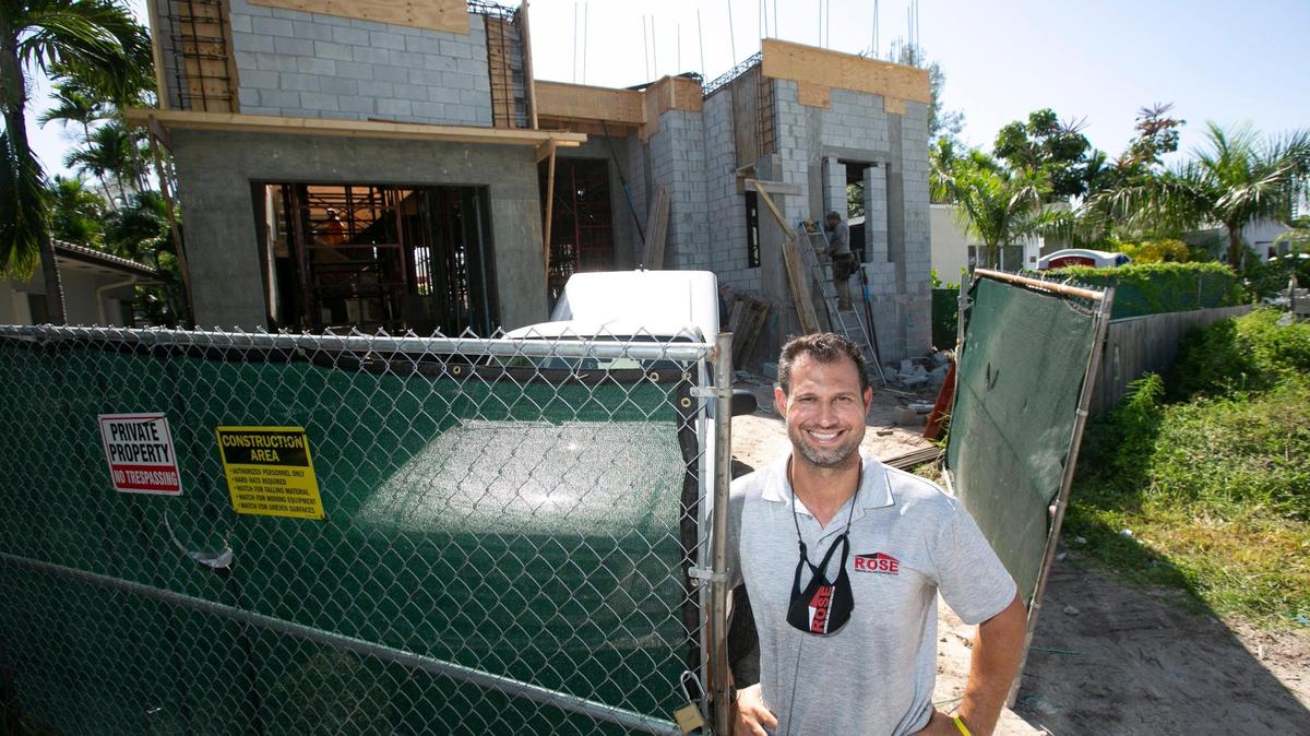 Debido a la escasez de viviendas en venta, los constructores están vendiendo todo antes de poner una pala en el suelo. Arriba: El agente inmobiliario y constructor de viviendas Jeff Rose construye y vende casas en Surfside.